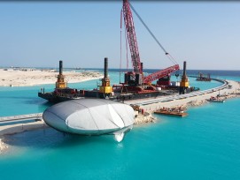 L'orbe a été habilement placé sur sa fondation et la première villa flottante est installée sur le site de l'île.