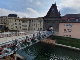 Le bois remplacera bientôt le métal dans une nouvelle passerelle pour piétons et cyclistes dans le centre d’Yverdon-les-Bains (VD). La Ville en profitera pour élargir cet ouvrage d’art pour fluidifier la circulation par-dessus le cours d’eau de La Thièle.