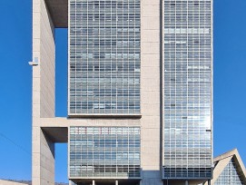 Construit dans les années 1961 à 1966, le complexe du Palais des Congrès et de la piscine couverte a été remis en état dans les années 90 (maison-tour) et en 2001 (aile des salles de congrès et de la piscine couverte).