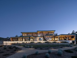 Située au sommet d'une parcelle vallonnée à Castaic, en Californie, une superbe maison ouverte et transparente, immergée dans le paysage et la lumière naturelle a été conçue par ANX Architects.