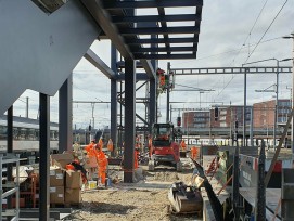 Les premiers travaux de la passerelle provisoire couverte de 147 m de long sur le quai central ont débuté. Entre-temps, la travée et l'escalier ont été construits.