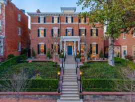 La maison de Jackie Kennedy est jointe à deux autres propriétés afin de former un immense manoir dans le district de Washington. La demeure est en vente pour la somme de 26,5 millions de dollars.