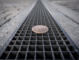 La campagne «Le lac commence ici. Ne rien jeter dans les grilles» est en cours dans les villes de Neuchâtel, Nyon et depuis quelques jours Lausanne. Cette campagne de prévention contre le littering est menée en collaboration avec les associations environn