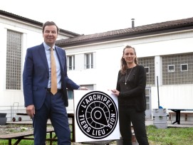 Philippe Varone, président de Sion, et Marie du Pontavice, présidente de l’association Utopia, ont signé un partenariat pour la création d' un centre de compétence dédié à l’économie circulaire dans les anciens abattoirs de la Ville de Sion.