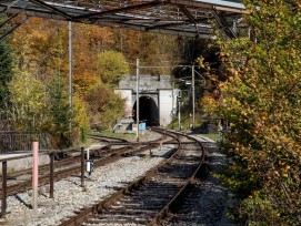 Situé sur le tronçon entre Soleure et Moutier, le tunnel du Weissenstein est en mauvais état et a bien besoin d’être rénové. Afin de pouvoir assainir le tunnel de manière efficace et à moindres coûts, BLS doit en condamner l’accès pendant la durée des tra