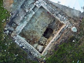 Une cave carolingienne semi-enterrée a été découverte près de la chapelle St-Gilles. Datant entre la fin du VIIe et la fin du IXe siècle, elle faisait probablement partie d’une grange dédiée aux dîmes ecclésiastiques.