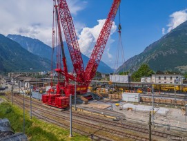 Le passage sous voie de la gare de Martigny déposé par une grue géante