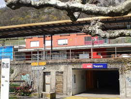 La gare de Douanne subit des travaux pour se conformer à la loi sur l’égalité pour les handicapés, incluant la construction de nouveaux quais et l’installation de nouvelles rampes et escaliers.