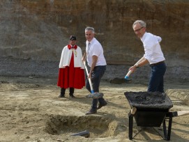 Pierre-Antoine Hildbrand et Sébastien Apothéloz, chef du Service de l’eau ont posé la première pierre du réservoir de Montalègre.