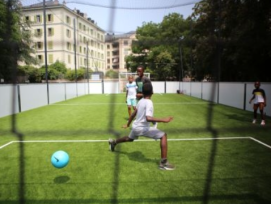 Un terrain de football et une micro-forêt urbaine remplacent un parking au cœur des Grottes (GE).