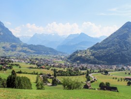 Vue sur la vallée de Schwyz. Certaines zones du canton se prêtent aux grandes installations photovoltaïques alpines en raison de leur situation géographique préalpine à alpine et de leur topographie.