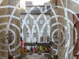 Les doubles cercles concentriques entrelacés créés par l'artiste franco-suisse Felice Varini pour le festival international «Passages Insolites» ayant lieu chaque année dans la Ville de Québec.