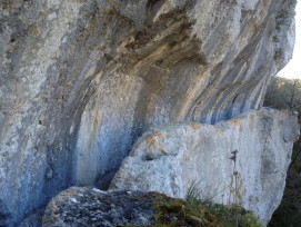 Le canal de l'aqueduc de Divona a été creusé dans la roche sur de longues distances. Les opérations de fouilles programmées ont permis de mettre au jour des tronçons partiellement colmatés par des dépôts