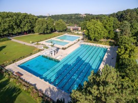 La piscine en plein air Wyler à Berne, construite en 1971, se modernise avec un bassin unique et un toboggan.