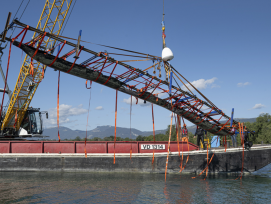 La pirogue qui reposait à 6,5 m de profondeur a délicatement été hissée hors de l'eau début septembre.