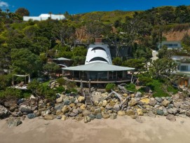 L'architecte surfeur californien Harry Gesner était connu pour ses conceptions architecturales novatrices et non conventionnelles telles que la Wave House, la Triangle House et le Sandcastle.