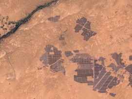 En 2020, un astronaute a capturé l’image impressionnante du parc solaire de Badla, la plus grande centrale solaire au monde, qui s’étend sur 56 km2 dans le désert du Rajasthan en Inde. Cette installation, située près du village de Badla, produit de l’éner