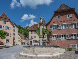 Au cœur du Jura, Saint-Ursanne  charme par son patrimoine historique.