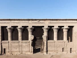 Ce que l'on voit encore aujourd'hui du temple d'Esna au sud de Louxor en Egypte n'est que le vestibule, ou plutôt le proanos.