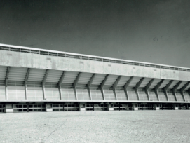 La façade principale et l'entrée de la patinoire des Vernets à Genève, deux ans après sa construction, en février 1960.