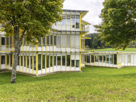 La forme de base du centre de perfectionnement de Tramelan se compose de deux carrés superposés en étoile. La structure se pose comme un tapis sur les douces collines du Jura bernois. Des couleurs et des matériaux typiques de l’époque accompagnent la succ