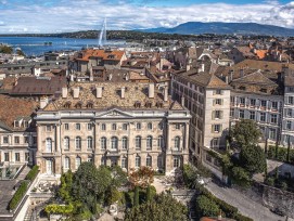 La Rue de la Cité 24 est un lieu emblématique à Genève. Vue sur l'Hôtel Lullin-de Saussure, avec sa façade majestueuse donnant sur le jardin et le front ouest de la haute ville. Au premier plan se trouve une série de bâtiments historiques alignés de gauch