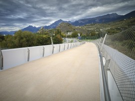 La construction de la passerelle de mobilité douce sur l’A9 reliant le parking des Echutes au site de l’hôpital du Valais à Sion est achevée.