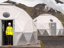 Le dioxyde de carbone capté et liquéfié en Suisse est injecté dans le sous-sol par la centrale géothermique de Hellisheiði, en Islande, afin d'être minéralisé de manière permanente dans les puits existants.
