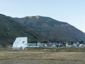 Le pavillon en béton chinoisd réinvente la station de pompage en intégrant les éléments locaux du Yunnan.