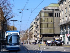 Le bâtiment de la maison de mode Modissa, situé dans un lieu idéal, devrait charmer facilement de nouveaux locataires, mais les propriétaires veulent le louer tout entier à une seule entreprise, ce qui est difficile vu l’architecture du bâtiment et le man