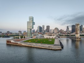 Avec sa silhouette complètement vitrée, la structure d’acier et le cœur en béton de la Tour sont rendus visibles, un hommage aux formes industrielles monumentales faisant jadis partie du Port de Montréal.