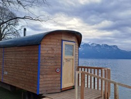 L’infrastructure, à l’instar de celle utilisée depuis 5 ans sur la plage de la Maladaire à La Tour-de-Peilz (VD), se compose d’une roulotte transformée en sauna avec vue sur le lac.