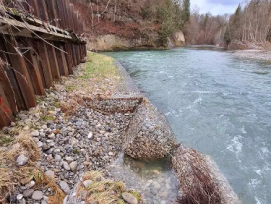 Les crues de l'année dernière n’ont pas entraîné d’émissions particulières de polluants depuis la décharge. La zone extérieure aux palplanches a subi des dommages mineurs, mais cela ne remet pas en cause la stabilité de l’ouvrage.