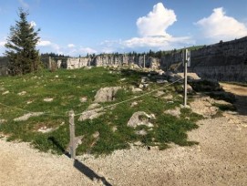 Le  Creux du Van est au centre de nombreux conflits depuis des années, opposant les écologistes amoureux de la flore du lieu aux adeptes de la promenade libre.