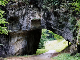 Pierre Pertuis, un tunnel naturel sculpté dans la roche par les Romains, sert aujourd’hui de site d’apprentissage archéologique dans le Jura bernois.