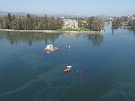 Le bassin inférieur du lac de Thoune avec le château de Schadau à l’arrière-plan. Le secteur du site de l’Age du Bronze fouillé en 2020 est démarqué par une ligne rouge.