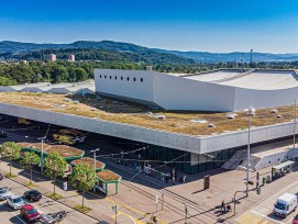 Vue sur la Halle Saint-Jacques à Bâle: le complexe de halles construit en 1975 a été rénové et modernisé entre 2016 et 2018.