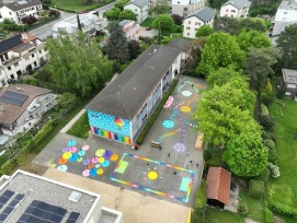 La cour de l'école de la Paix transformée par Nicolas Balmert, alias L'Original. L'objectif est de promouvoir l'interaction des enfants avec leur environnement par le biais d'une approche ludique, s'appuyant sur des éléments symboliques tels que la terre,