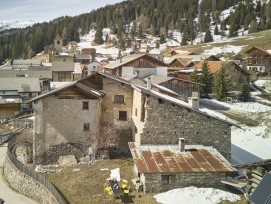 Le site pittoresque de Tgea Simonett est idéalement situé à l’extrémité est de Lohn, niché dans le Val Schons (Schams), au cœur de la vallée du Rhin postérieur.