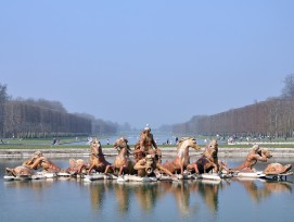 Le groupe de statues du Bassin d' Apollon à Versailles avant la rénovation.
