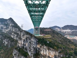 À 627 mètres de hauteur, le pont enjambe la rivière Beipan Jiang.