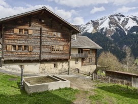 Ce bâtiment en madriers compte parmi les témoignages les mieux conservés de l’architecture rurale du Val Lumnezia datant de la première moitié du XVIIIᵉ siècle.