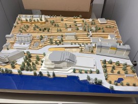 Réalisée dans les années 1970, cette maquette à l'échelle 1:500 a été conçue pour présenter l'évolution urbaine et les grands projets communaux.