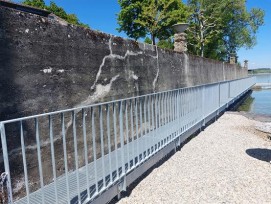 la nouvelle passerelle piétonne du sentier du lac à La Damettaz, entre Chez-le-Bart et Bevaix (NE).