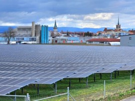 Modules standards montés en zone industrielle à Payerne (VD) avec une inclinaison de 11,5°.