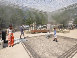 Cinq nouveaux brumisateurs géants sont installés à Genève pour une brume rafraîchissante.