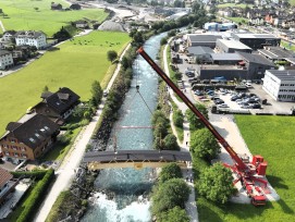 La passerelle a été hissée à son emplacement à l'aide d'une grande grue mobile.