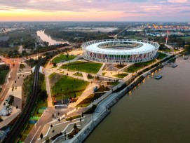 Le Centre National d’Athlétisme a été commandé par l’Etat hongrois comme point de départ du projet d’aménagement urbain à long terme de la Porte sud de Budapest. Le stade a été conçu par le cabinet d’architectes NAPUR Architect Kft., lauréat du concours. 