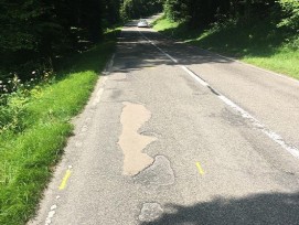 Des travaux d’entretien urgents seront entrepris prochainement sur la route principale H10, entre Rochefort et Bregot, dans l’attente du projet global de réfection.