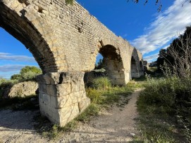 La découverte de dépôts de carbonate dans les blocs effondrés des thermes d’Arles a permis de mettre au jour la trace d’un aqueduc romain oublié.
